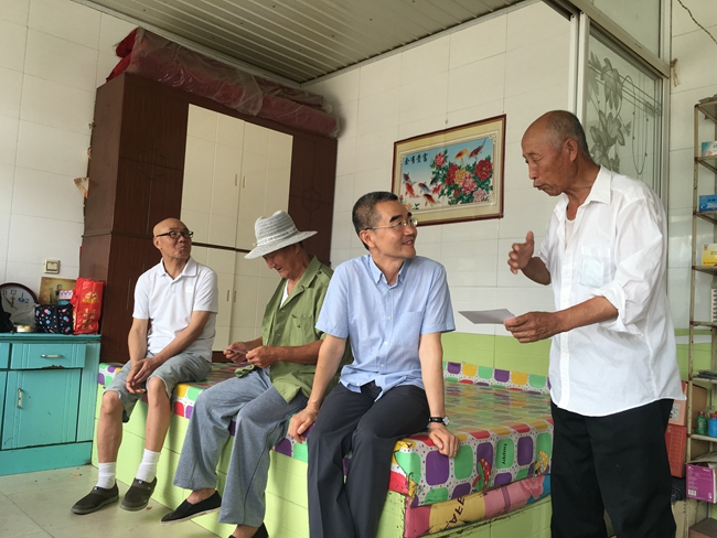 回到中国的第二天,坐在荷叶舒展的丽娃河边,阎云翔回望这两本书出版