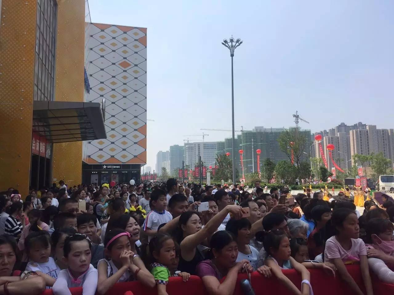 颍泉万达开业第二天依旧万人空巷全场爆满