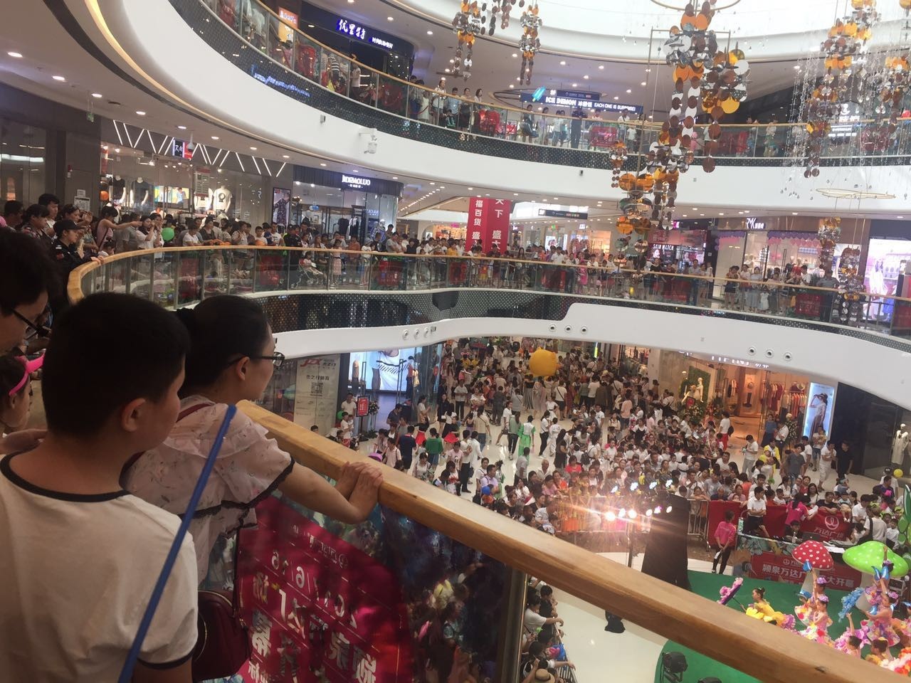 颍泉万达开业第二天,依旧万人空巷,全场爆满!