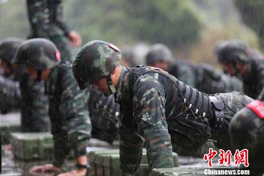 福建武警魔鬼周转战莆田暴雨挑战极限
