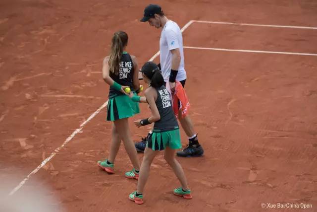 提到这份难得的回忆,他们也感触良多,中网球童徐梓竣说,"在为球员服务