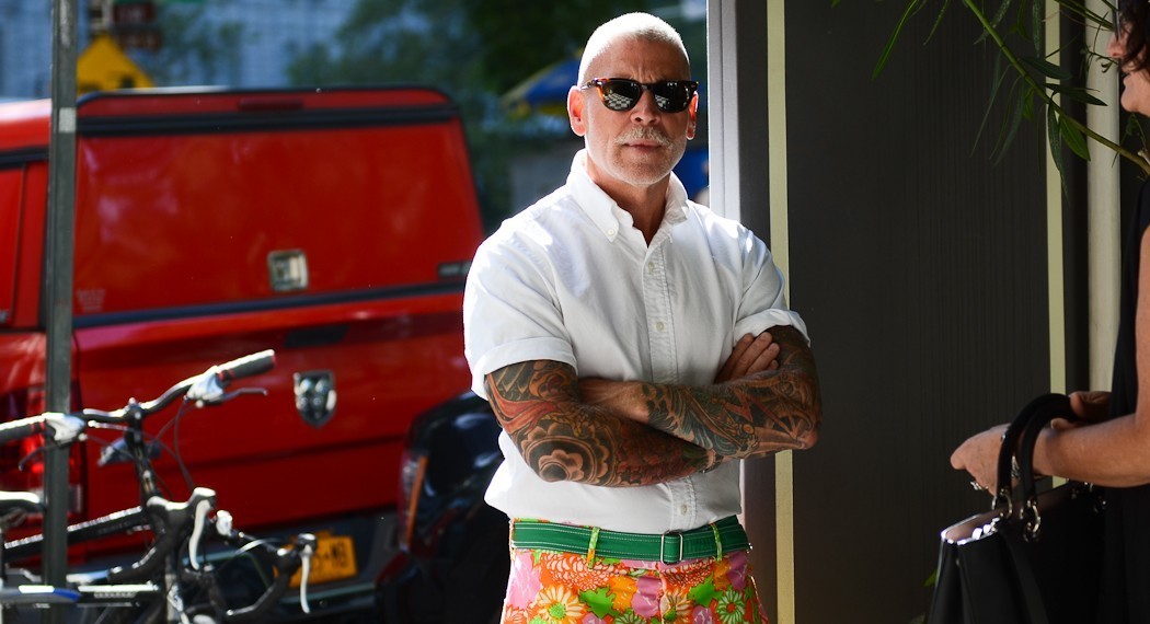 时尚界街拍男神级别的男人,一头标志性的白发,性感的花臂就是他的tag.