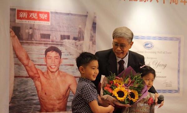 孩子们向戚烈云献花。