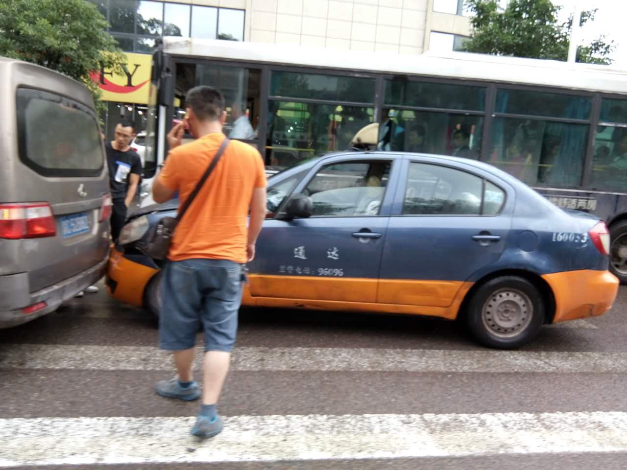 重庆一出租车心急超车不料吻上前车