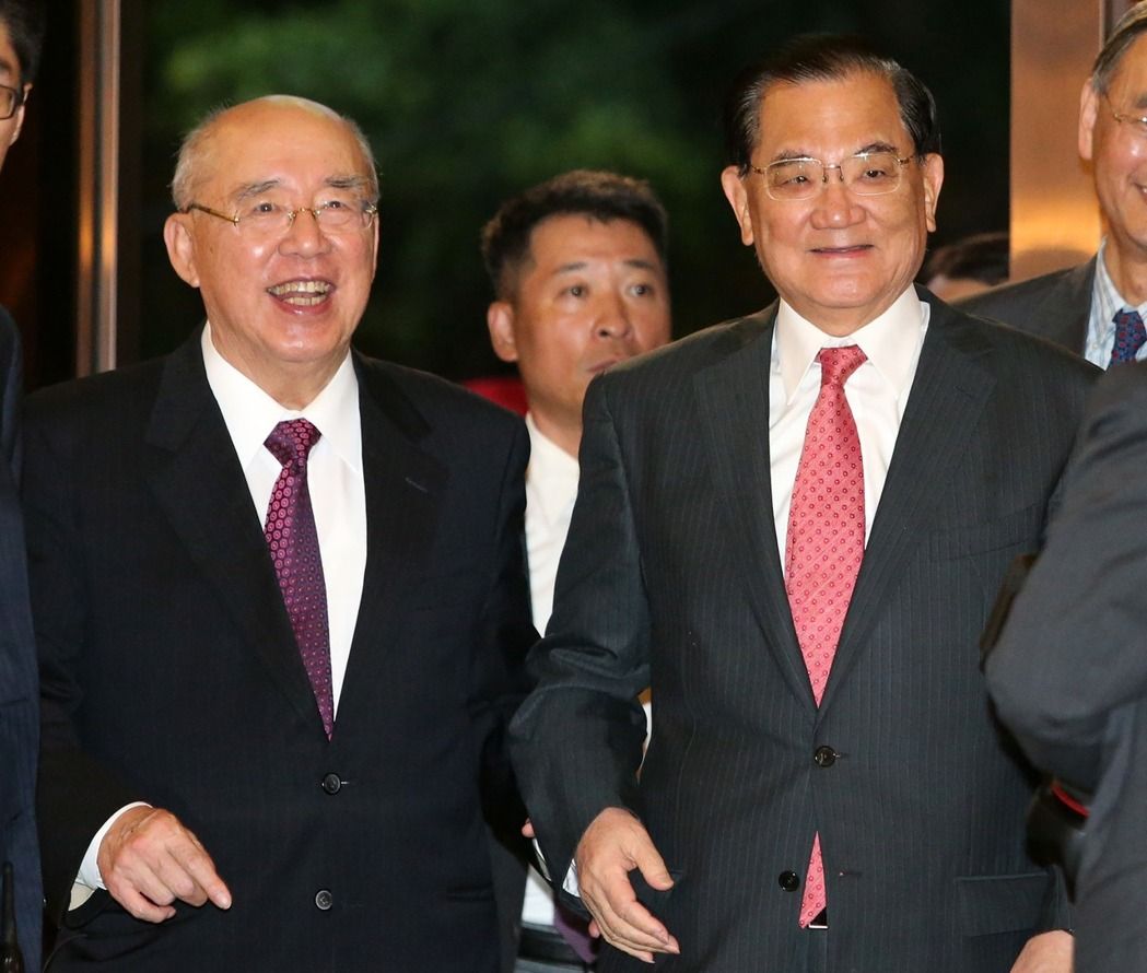 连战(右)出席伯仲文教基金会19周年感恩餐会为吴伯雄(左)78岁大寿庆生