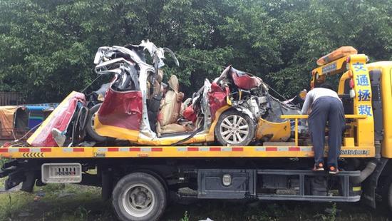 事故现场大洋网讯  昨日13时许,三水白坭镇新汽车站红绿灯路口发生一