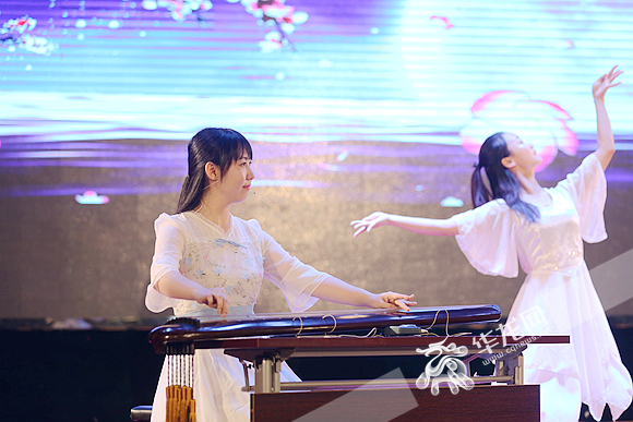 重庆90后中学老师坦承生活梦想 想当顶天立地的"耙耳朵"