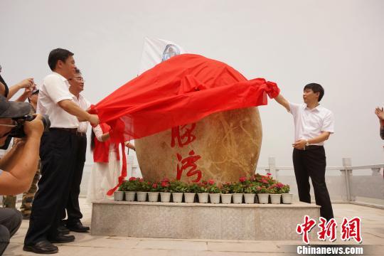 上饶市委常委李瑞峰,余干县委书记胡伟,余干县县长黄胜富共同为江豚湾