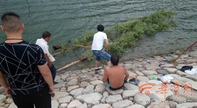 21岁小伙溺水沉入水库 无专业救援人员迟迟无法打捞