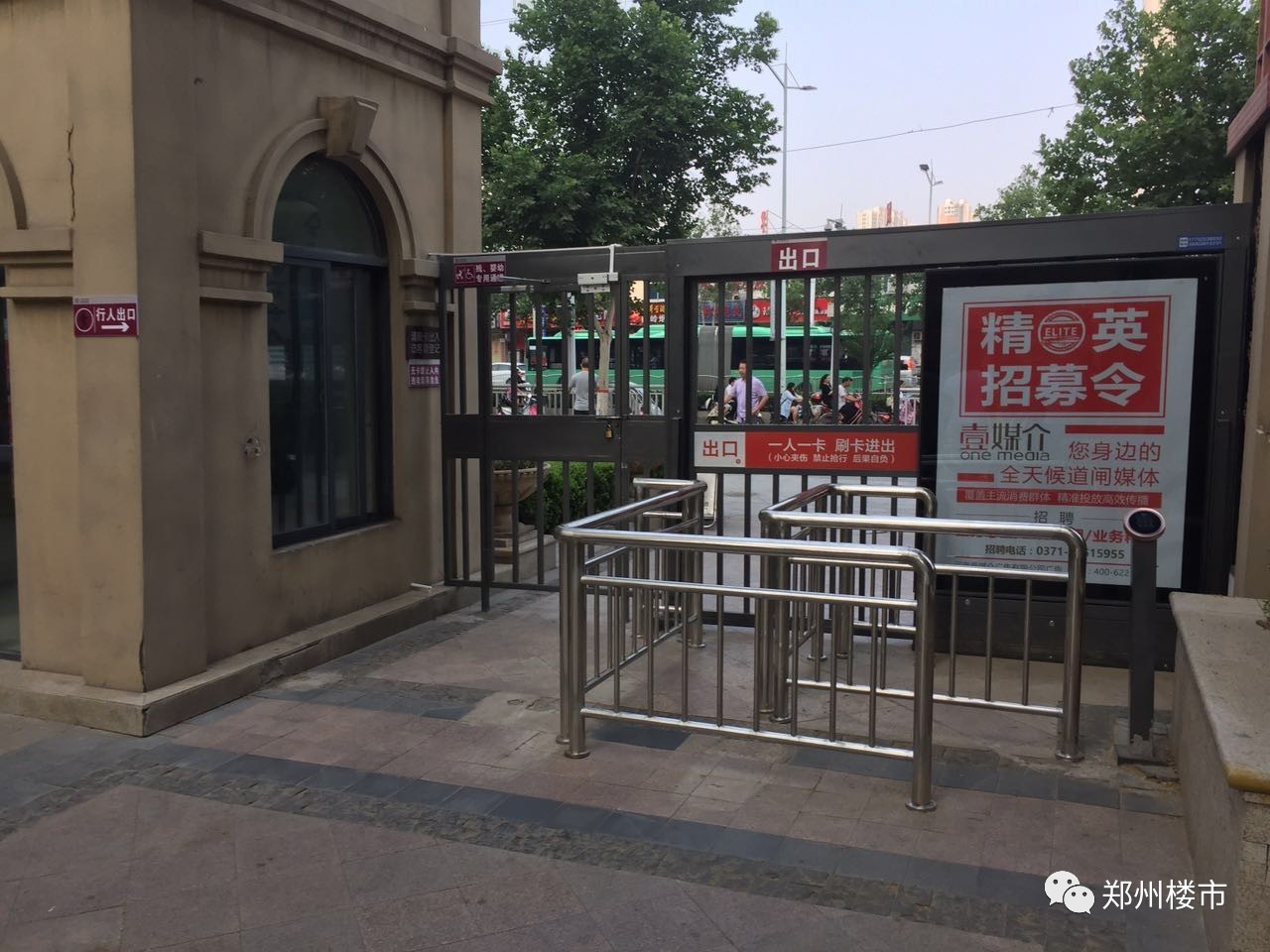 小区入口处▼可能有人会问,非机动车不愿意走这个口怎么办?