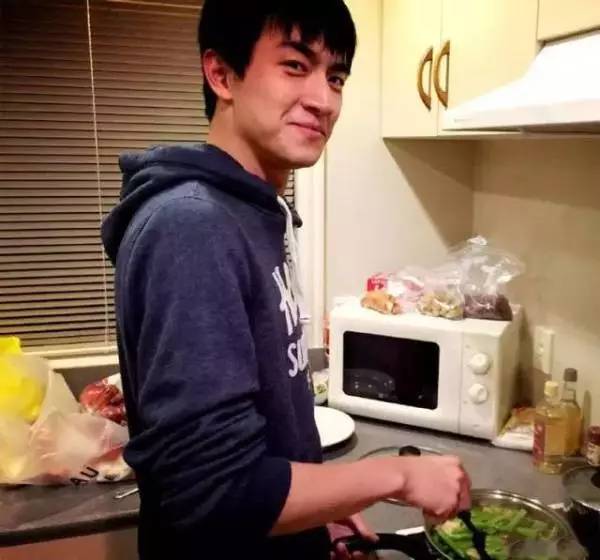 周冬雨视他为初恋,赵丽颖爱他如痴,王思聪力挺的男人到底有什么魅力?