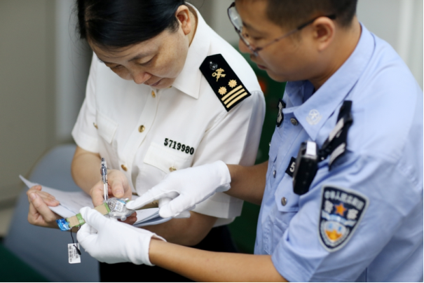 女子携带9块名表过关被截(图)|劳力士|海关|名表_新浪新闻