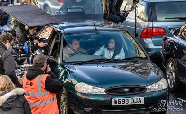 更多剧照:《英伦对决》根据史蒂芬·莱瑟1992年出版的小说《中国佬》