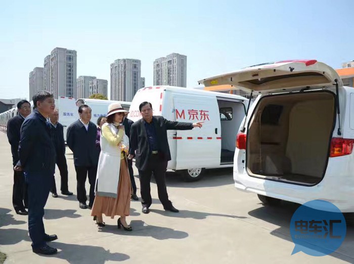 并与现任的九龙客车董事长俞洪泉签署了此次公告的战略采购协议