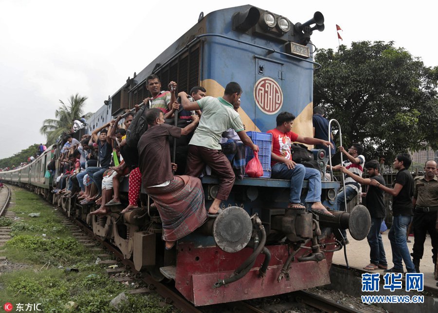 孟加拉国开斋节 返乡民众玩命爬火车开起"外挂"(图)
