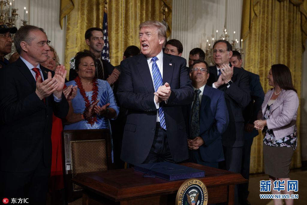 特朗普签署退伍军人保护法案现场上演模仿秀