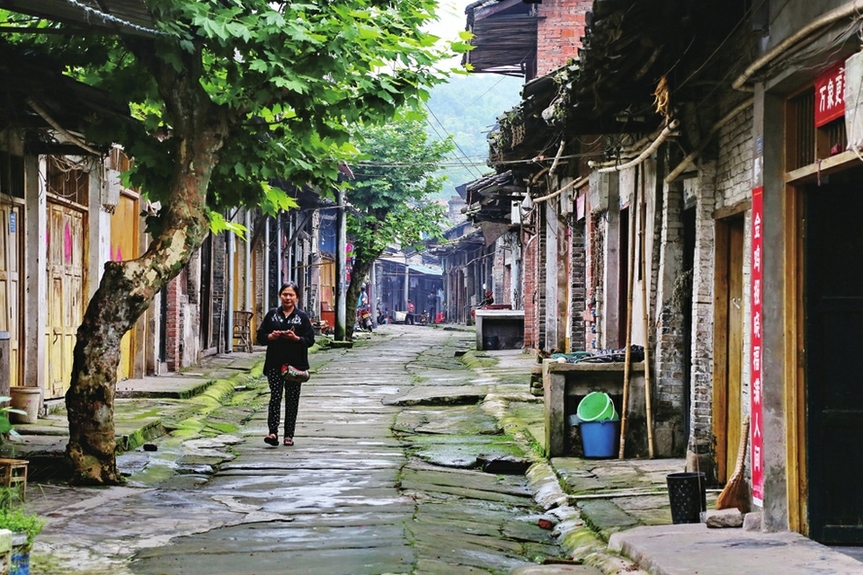 草街子老街 通讯员 刘亚春 供图老街入口处的石板路