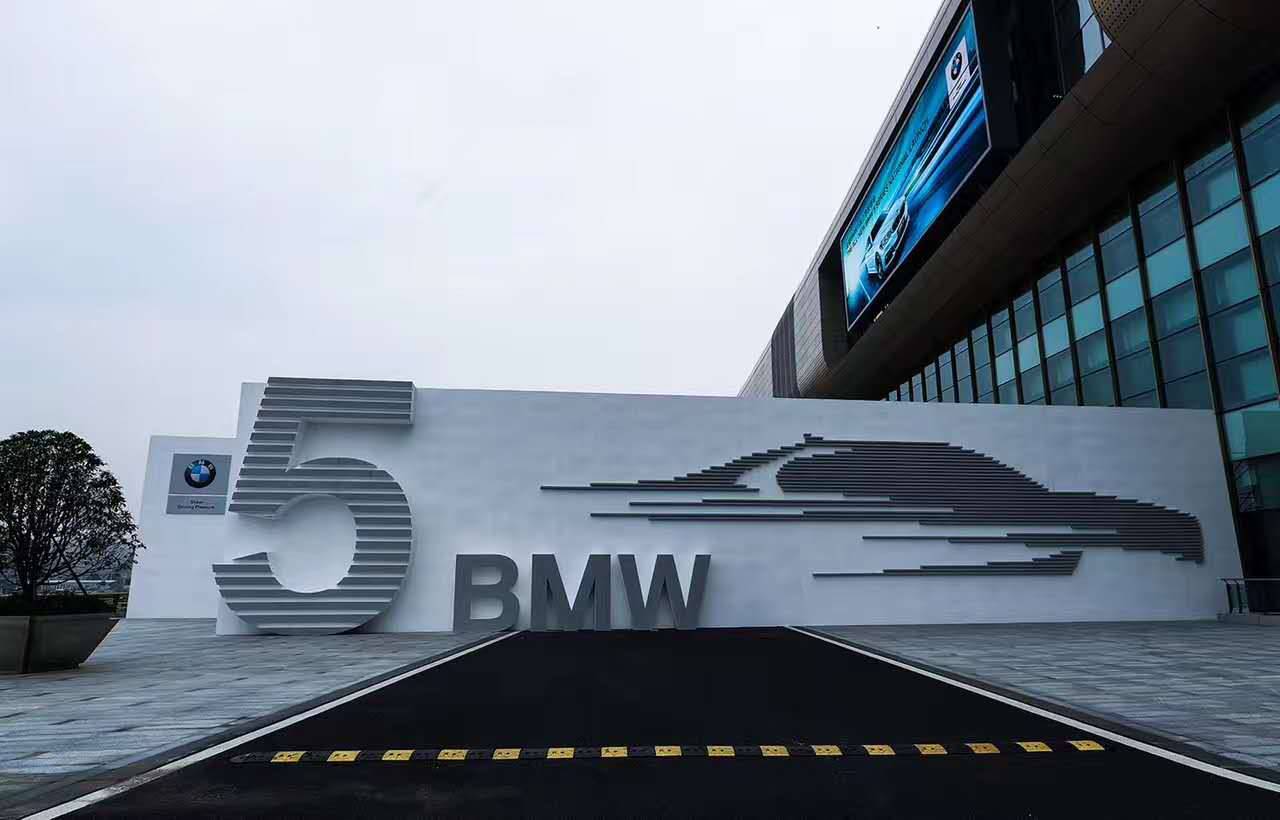 全新BMW 5系Li起步价44万，小号7系让E级和A6L颤抖！