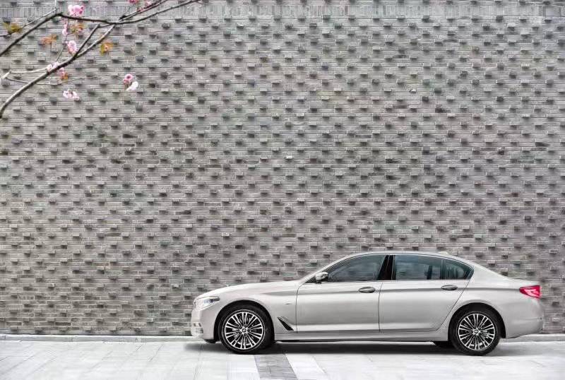 全新BMW 5系Li起步价44万，小号7系让E级和A6L颤抖！