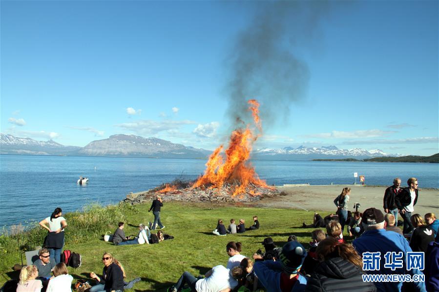 挪威北极圈小镇庆祝仲夏节