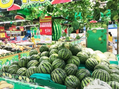 超市内的促销西瓜 陈高君 摄