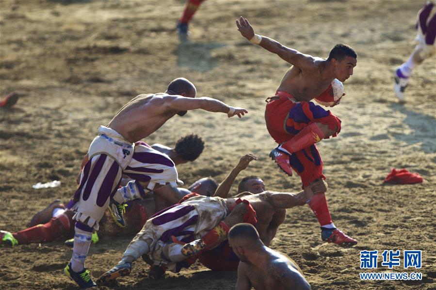 佛罗伦萨上演肉搏足球赛图