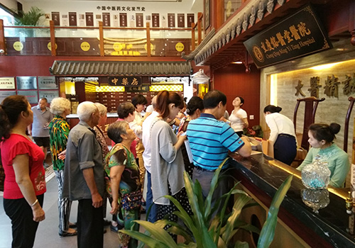 药学会副会长杨国汉教授,中医药学会常务理事李配富教授及郑卫琴教授