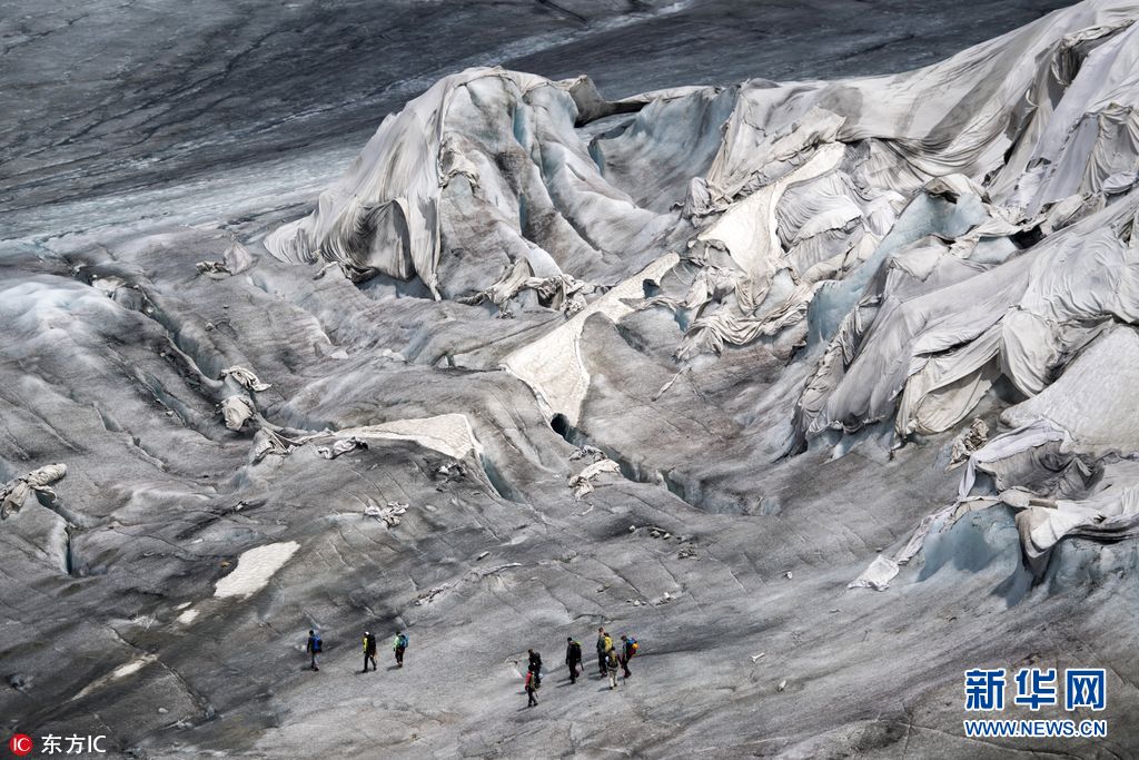 瑞士为阿尔卑斯山最古老冰川盖毯子 防止其融