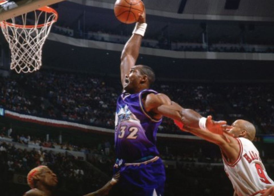 绰号来由:形容马拉维奇的投篮动作就像从腰间掏手枪一般酷炫潇洒.