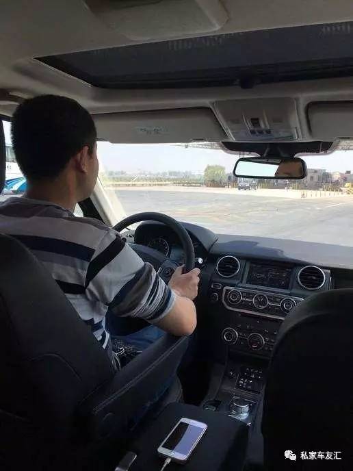 80万的豪车却用来下地收小麦! 路虎为何变成农用车?