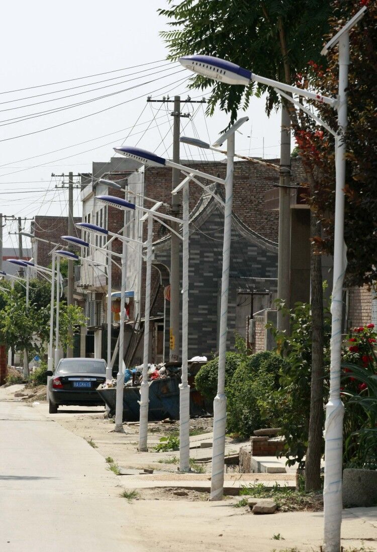 灞桥街道又现"灯挤挤" 村道上的路灯几米一根