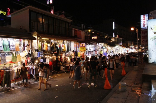 弘大附近的夜市一条街.