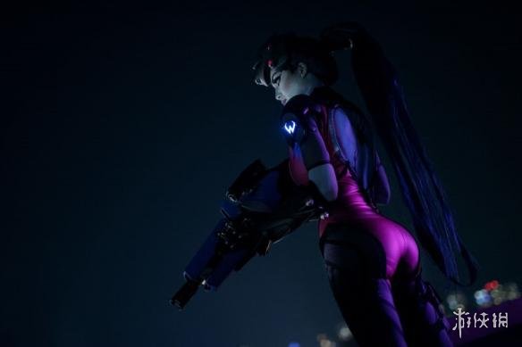 外国美女cos守望先锋黑百合一双胸器颇为吸睛