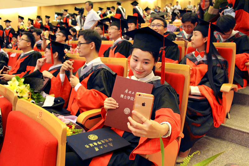 6月28日,南开大学2017届博士生毕业典礼暨学位授予仪式分别在津南校区