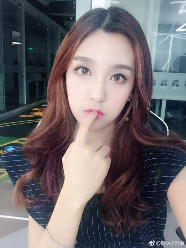 美女解说rita遇尴尬提问:你能用拼音读自己的名字吗?