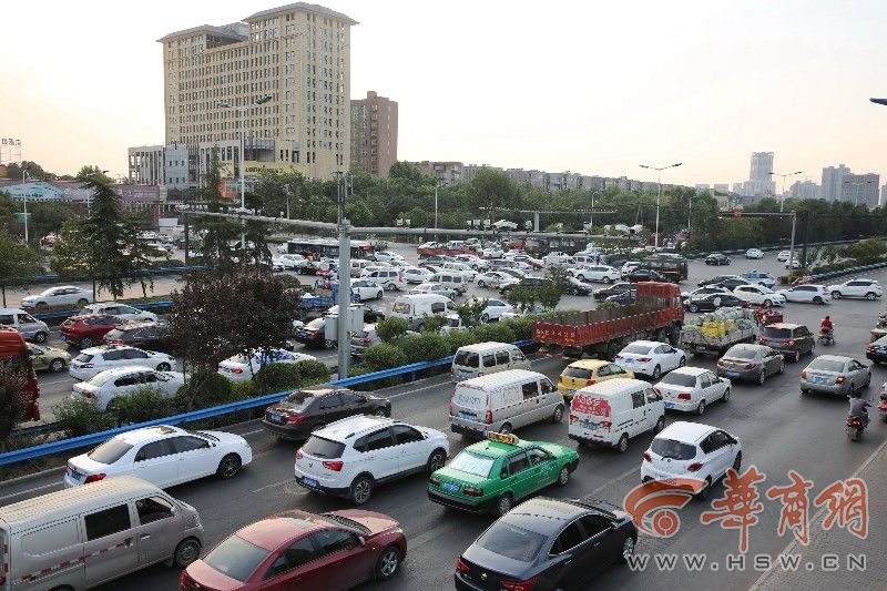 西安西三环大堵车点成车流大市场卖啥的都有