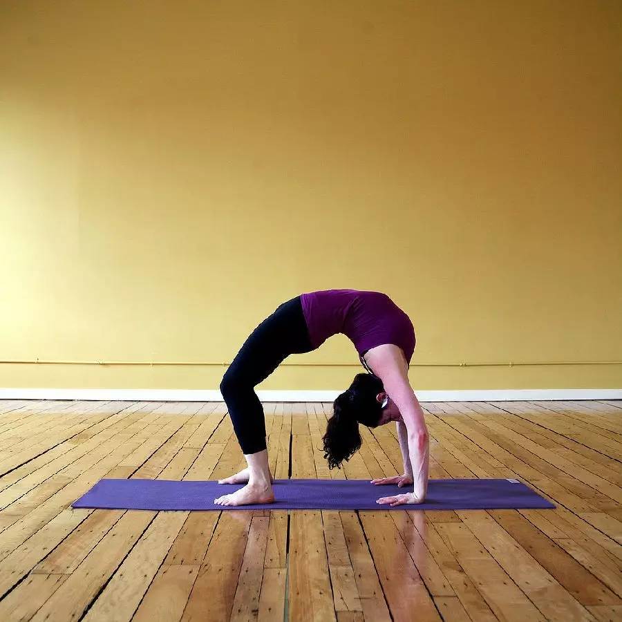 超实用的瑜伽练腰动作让你轻松从xls不看后悔哦