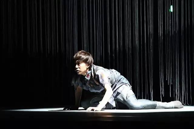 导演李捍忠携手马波用现代舞丰富而抽象的肢体语汇呈现一段血色历史