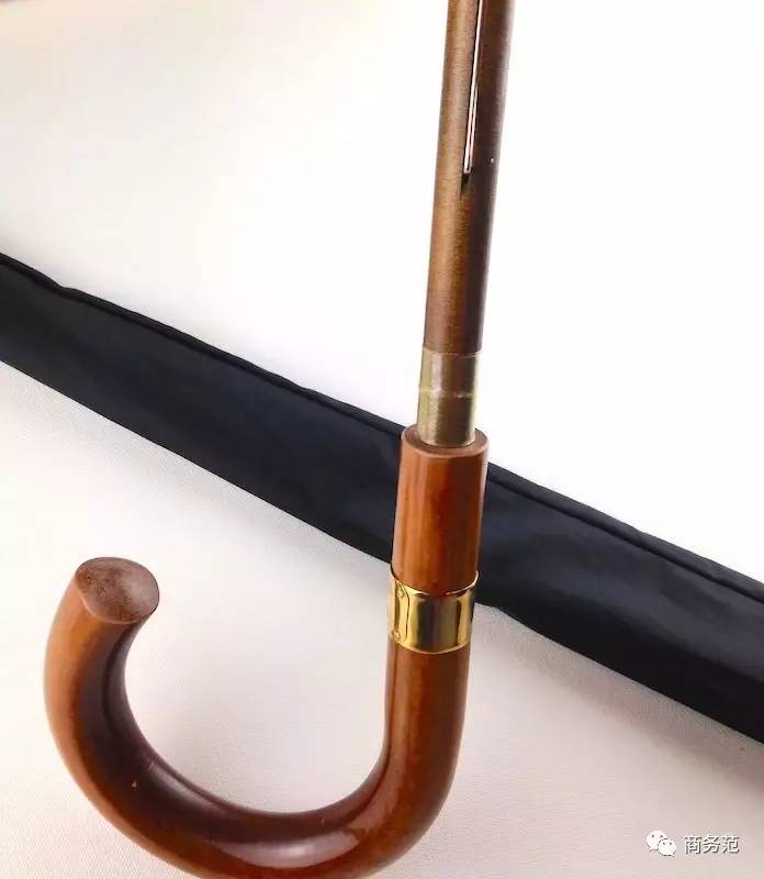 我这把 swaine adeney brigg 经典马六甲藤制伞柄,和伞身是两种材料.