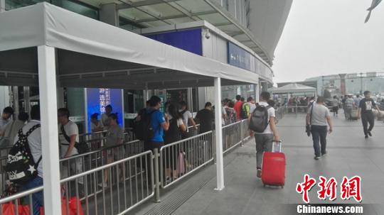宝兰客运专线:全国铁路明起实施新运行图 宝兰客运专线将运营 徐州东站新增150㎡雨棚防止旅客露天验票进站。 张玉杯 摄