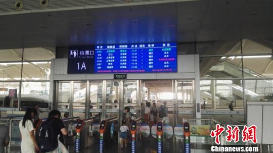 宝兰客运专线:全国铁路明起实施新运行图 宝兰客运专线将运营 上海虹桥至西安北的G1921次列车旅客检票进站。 张玉杯 摄