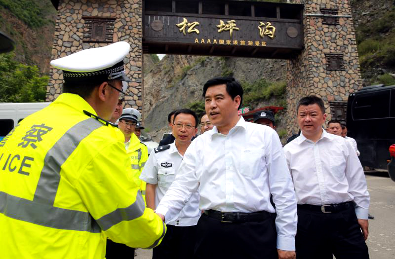 6月29日,省委常委,政法委书记,公安厅厅长邓勇前往阿坝州茂县看望慰问