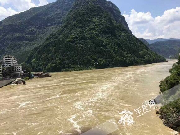 图片新闻：乌江洪水有序过境彭水 水位超警戒线1.48米