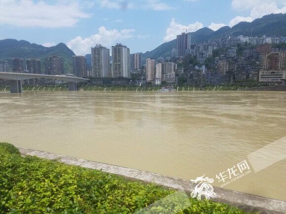 图片新闻：乌江洪水有序过境彭水 水位超警戒线1.48米