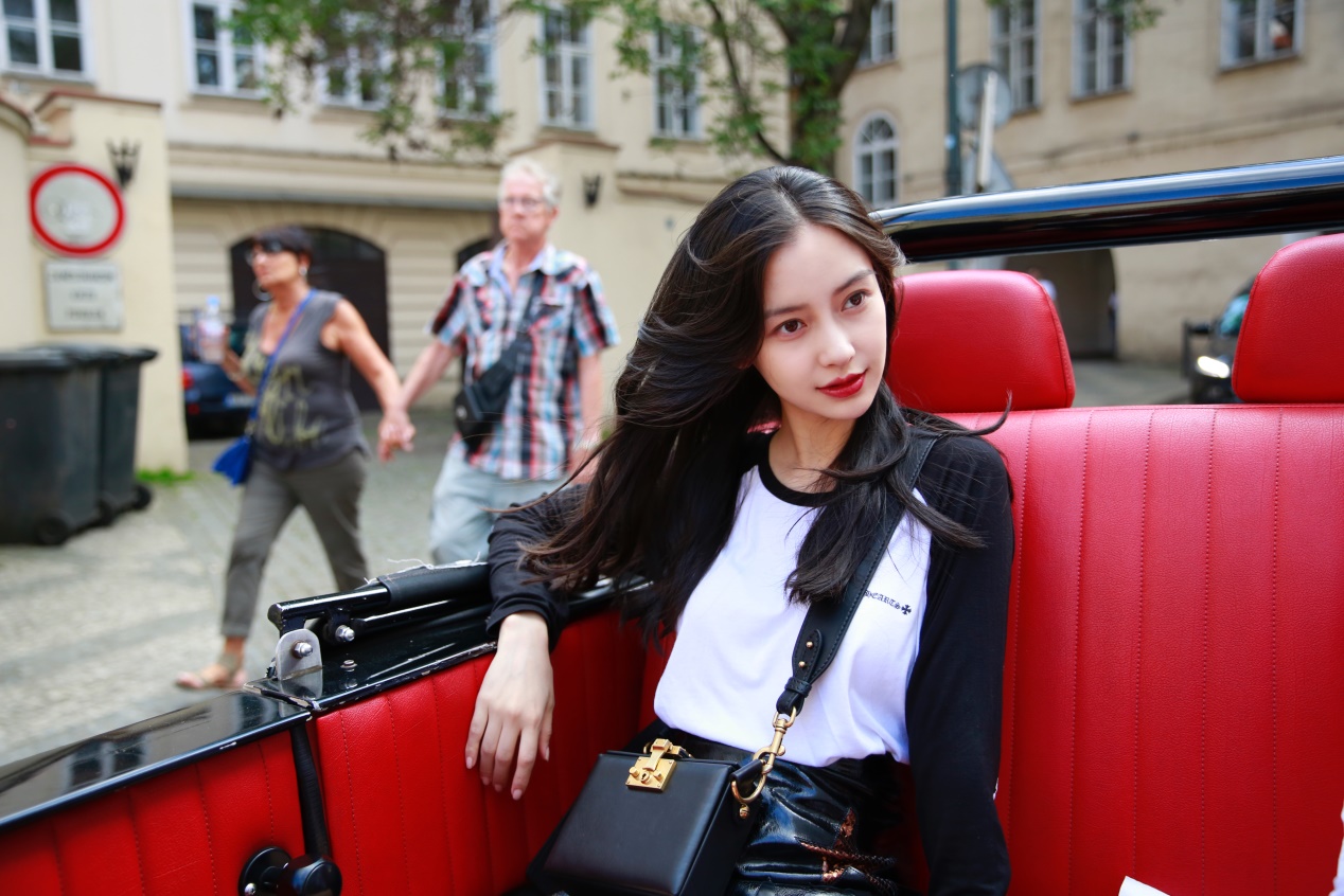 angelababy街拍状态轻松,三招教你旅游不拍游客照!