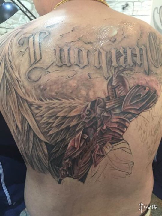 英雄联盟玩家把盲僧纹在背上网友一拳超人