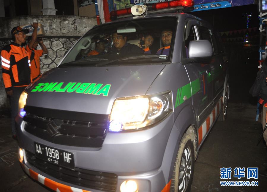 7月2日,在印度尼西亚中爪哇省淡满光县,一辆救护车运送伤者.