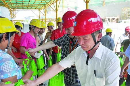 不让一位农民工兄弟掉泪掉队