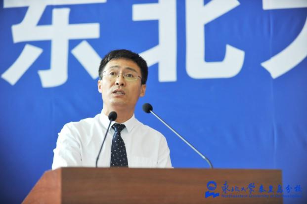 曹洪刚为毕业生扶正流苏李晓奇为毕业生颁发证书范文博为毕业生颁发