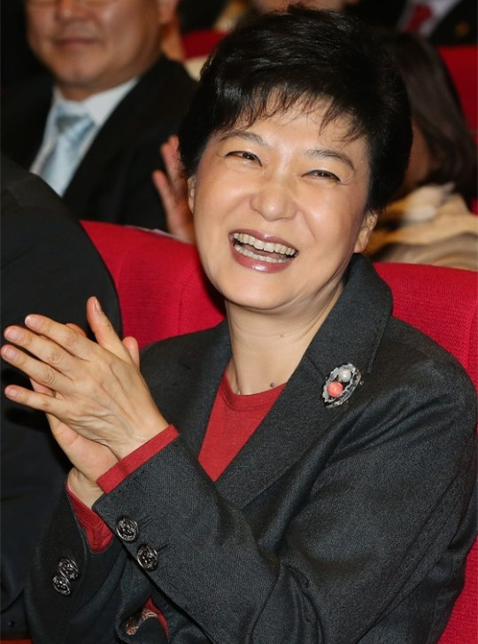 女子法庭上喊朴槿惠一声"妈" 引发骚乱被轰走